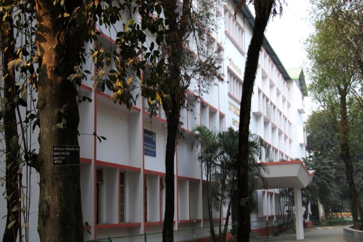 https://cache.careers360.mobi/media/colleges/social-media/media-gallery/1359/2018/10/28/Campus View Of Cotton College State University Guwahati_Campus-View.jpg